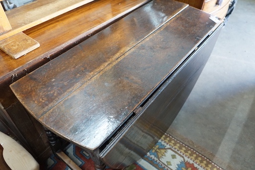 An 18th century oval oak gateleg dining table on bobbin underframe, 166cm extended, width 122cm, height 73cm